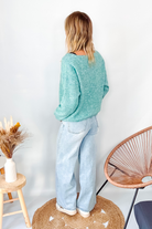 Jean Wide Leg bleu très clair en coton stretch, porté taille haute avec un haut ajusté et des bottes/baskets.