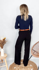 Pull fin bleu marine col rond en maille douce (viscose/acrylique), porté rentré dans un pantalon foncé