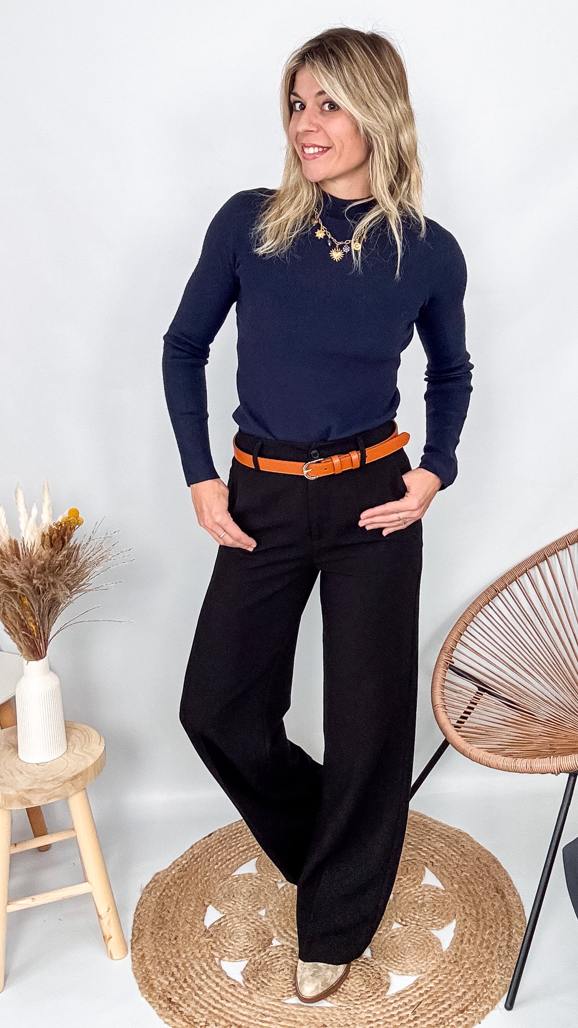 Pull fin bleu marine col rond en maille douce (viscose/acrylique), porté rentré dans un pantalon foncé