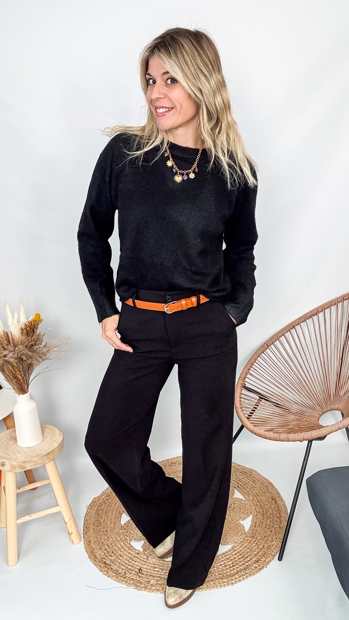 Pull noir court (crop) en maille douce, longueur 49 cm, porté avec un jean taille haute.