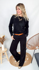 Pull noir court (crop) en maille douce, longueur 49 cm, porté avec un jean taille haute.