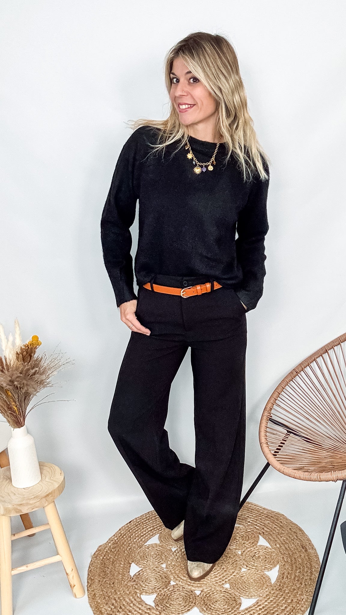 Pull noir court (crop) en maille douce, longueur 49 cm, porté avec un jean taille haute.