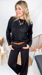 Pull noir court (crop) en maille douce, longueur 49 cm, porté avec un jean taille haute.