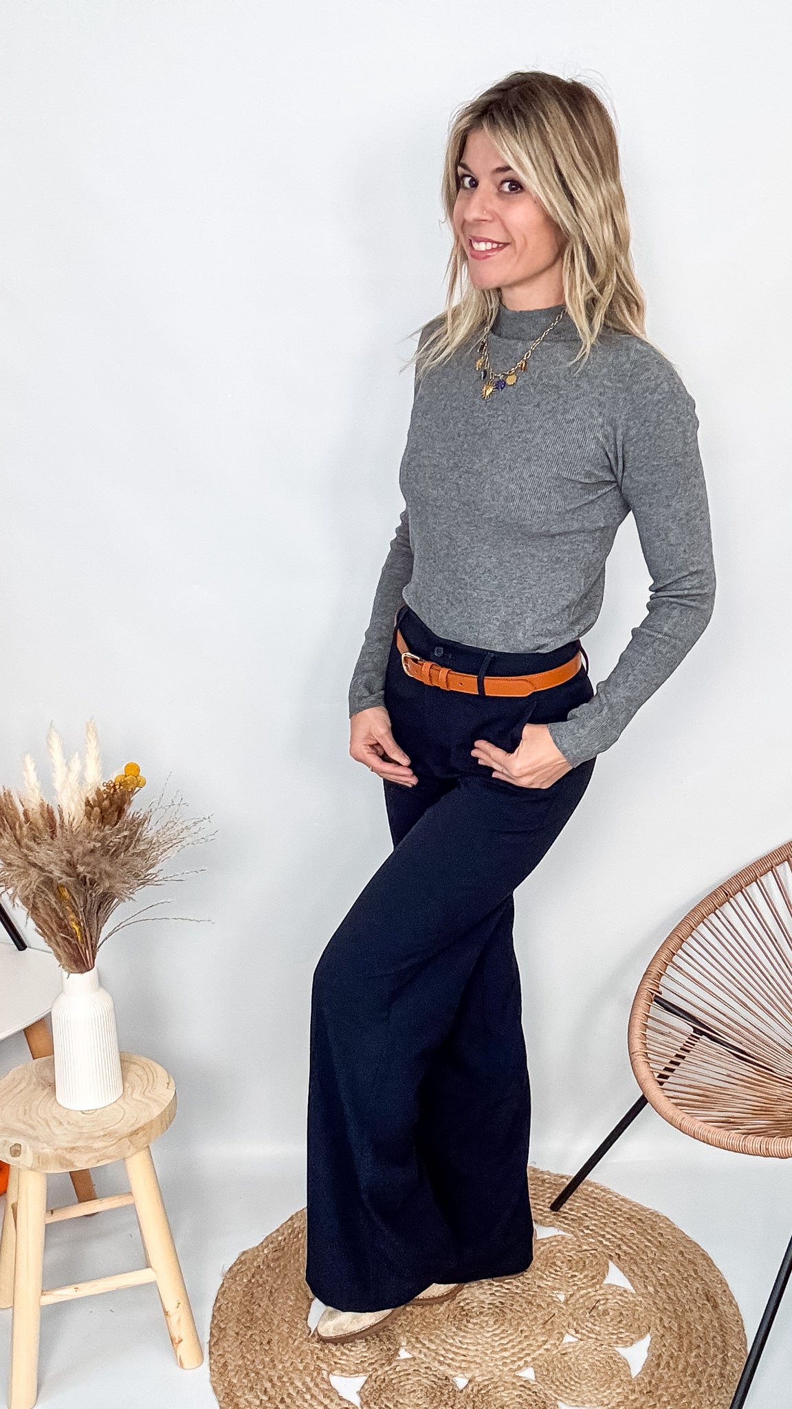 Pantalon tailleur femme bleu marine, coupe droite fluide, matière rayonne stretch, porté sans ceinture.