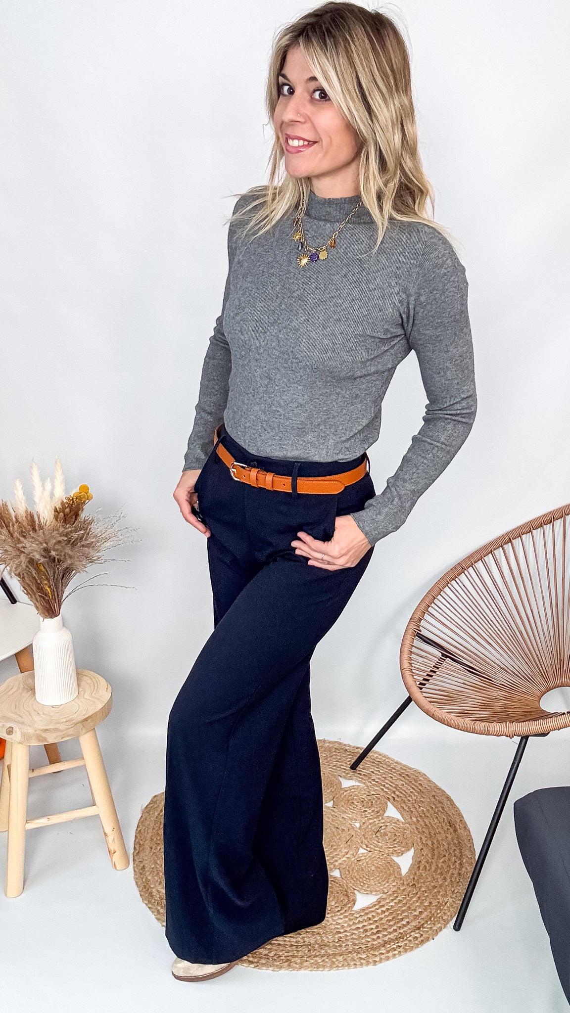 Pantalon tailleur femme bleu marine, coupe droite fluide, matière rayonne stretch, porté sans ceinture.