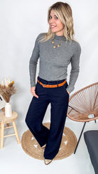 Pantalon tailleur femme bleu marine, coupe droite fluide, matière rayonne stretch, porté sans ceinture.