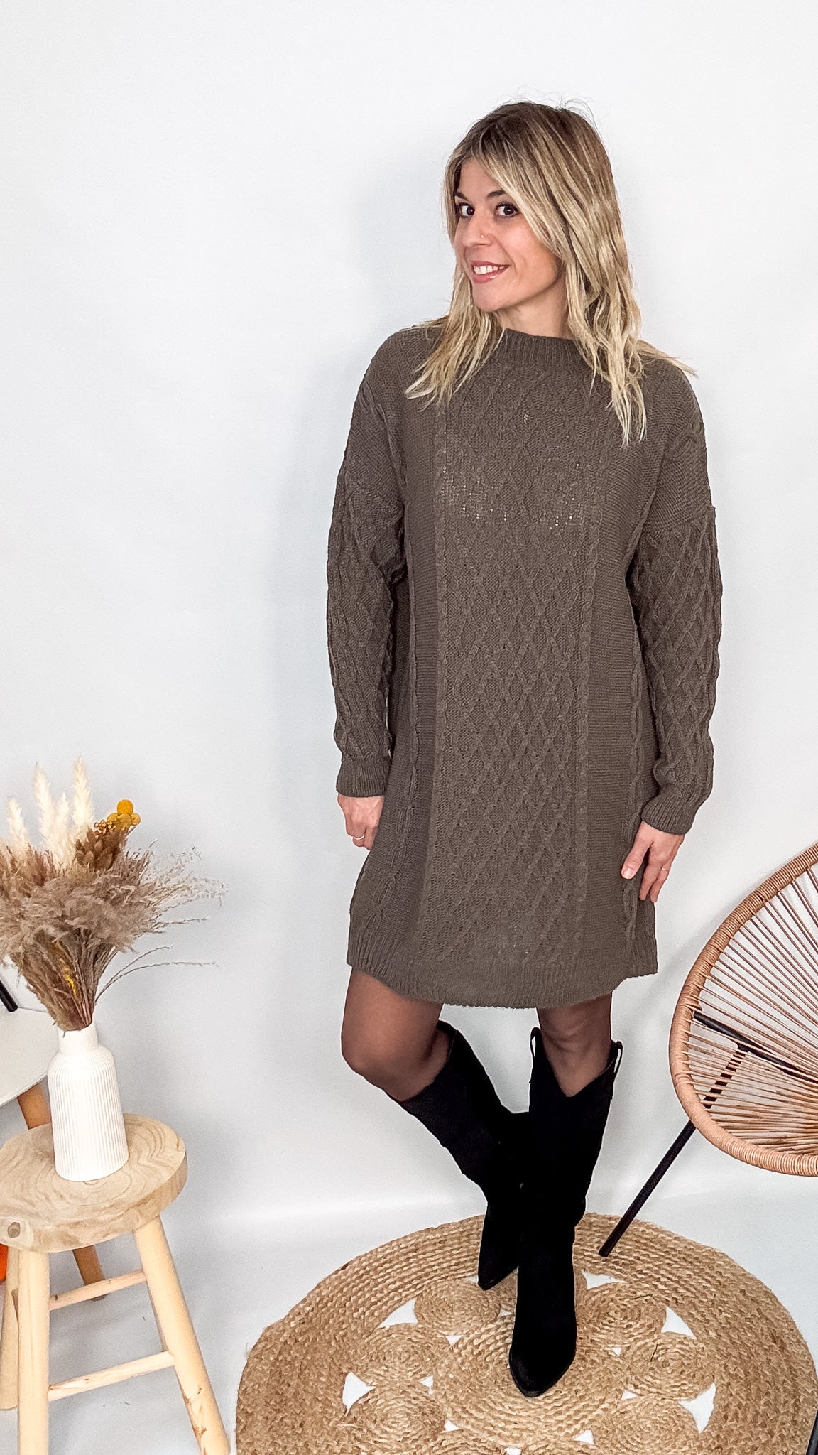 Robe pull maille 100% acrylique , coupe droite, portée avec des bottes d'hiver.