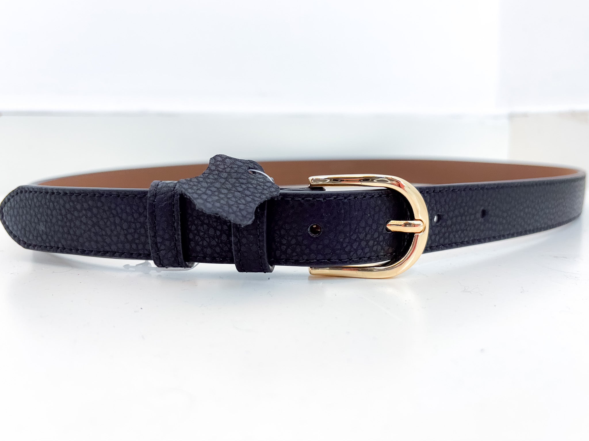 Ceinture noire fine en cuir de vachette