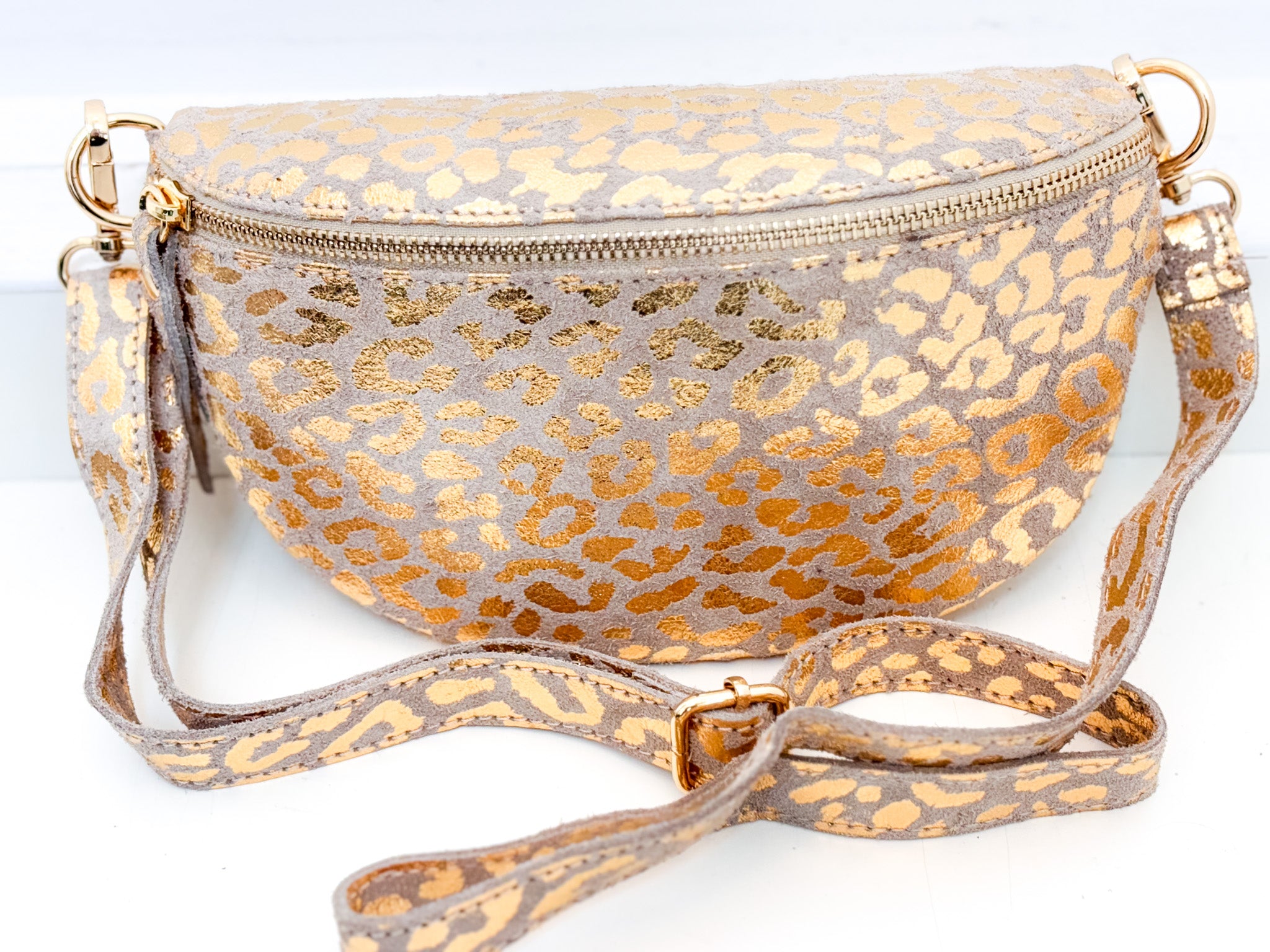 Sac banane en cuir daim impression léopard 