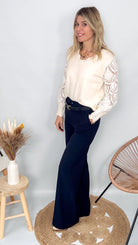 Pull fin en maille 75% viscose, col V, couleur [préciser la couleur : ex: taupe/beige], porté rentré dans un pantalon foncé.