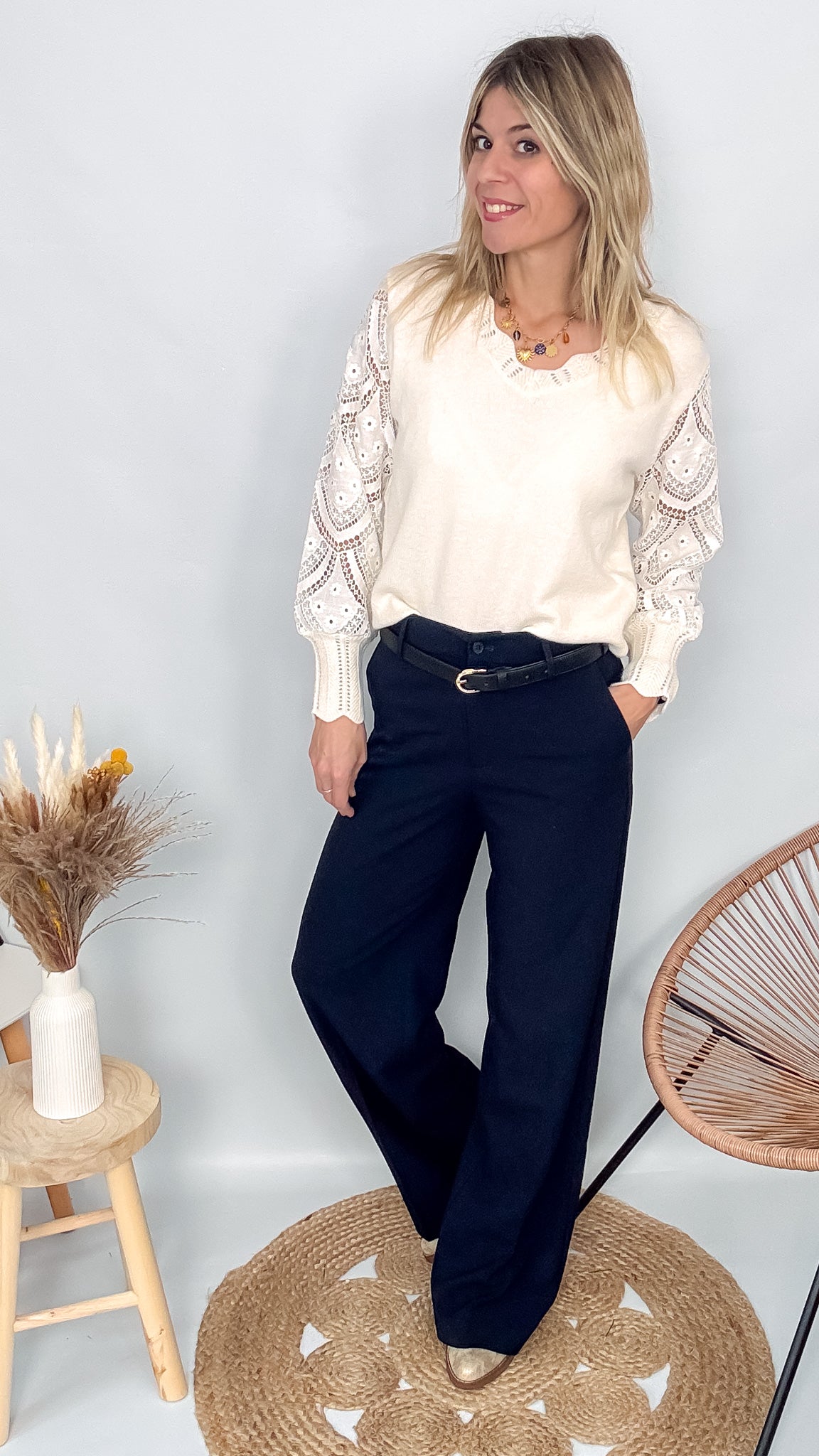 Pull fin en maille 75% viscose, col V, couleur [préciser la couleur : ex: taupe/beige], porté rentré dans un pantalon foncé.