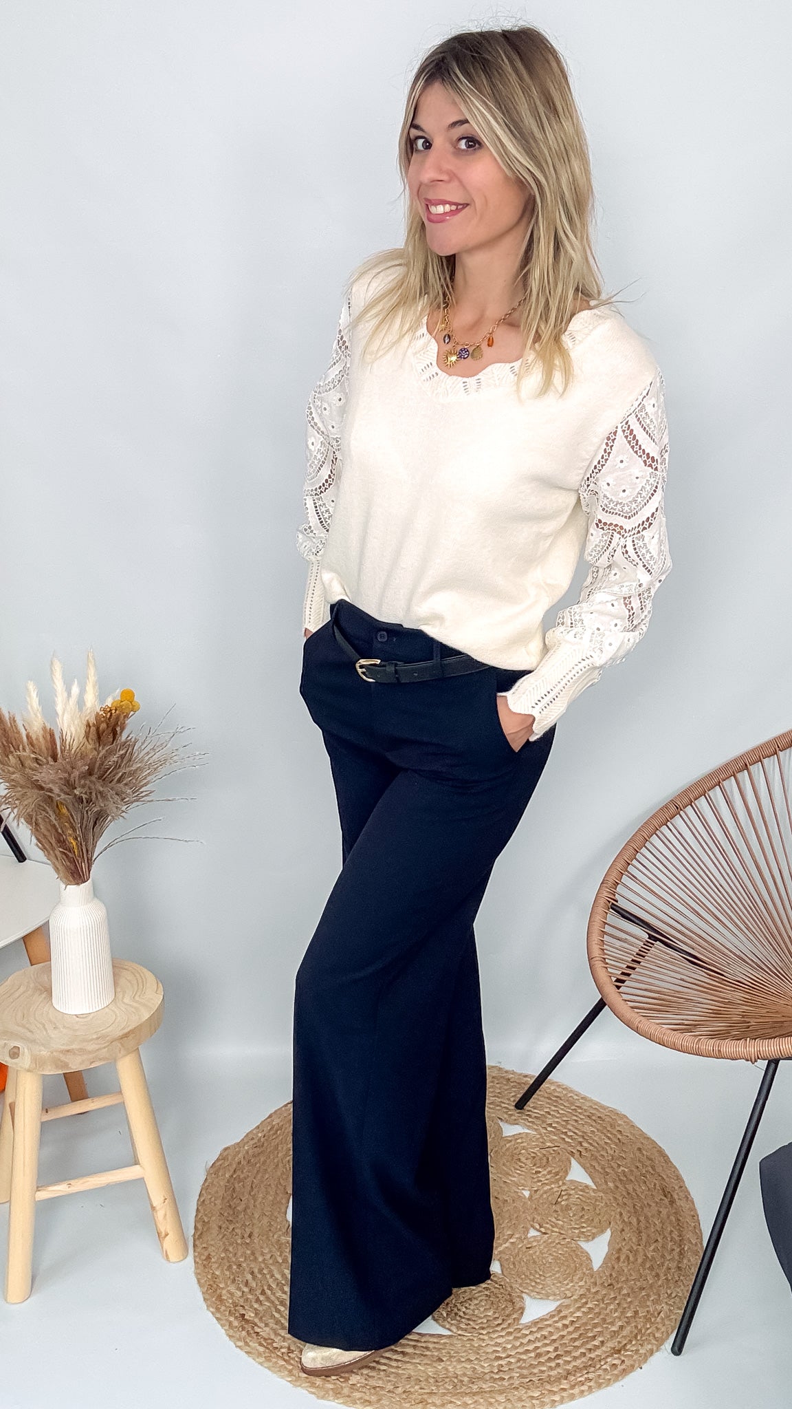 Pull fin en maille 75% viscose, col V, couleur [préciser la couleur : ex: taupe/beige], porté rentré dans un pantalon foncé.