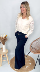 Pull fin en maille 75% viscose, col V, couleur [préciser la couleur : ex: taupe/beige], porté rentré dans un pantalon foncé.