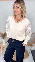 Pull fin en maille 75% viscose, col V, couleur [préciser la couleur : ex: taupe/beige], porté rentré dans un pantalon foncé.