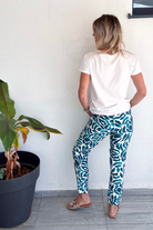 Pantalon fluide bleu et blanc slim
