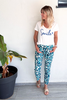 Pantalon fluide bleu et blanc slim