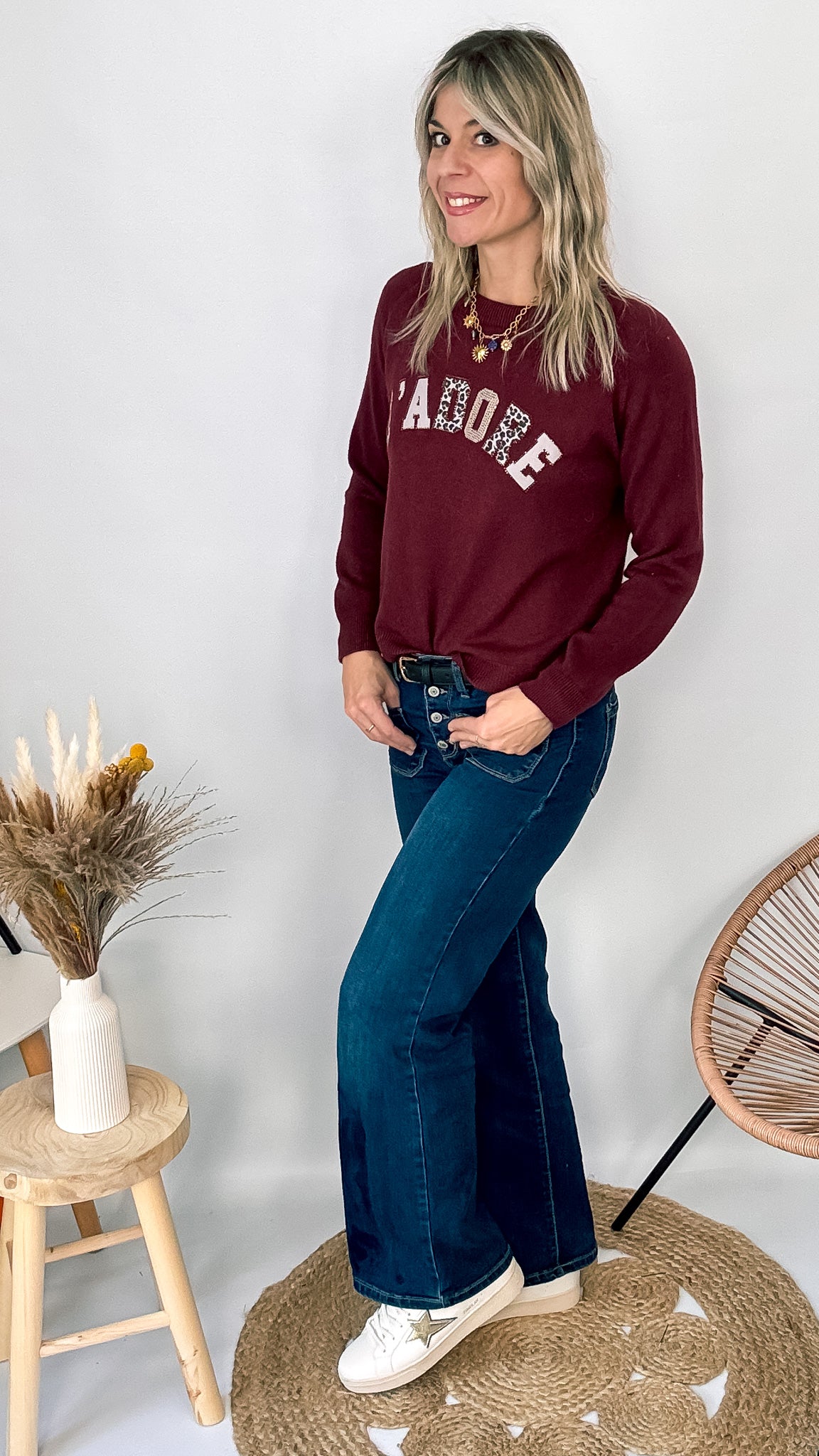 Pull fin col rond en maille viscose fabriqué en Italie, couleur bordeaux, porté rentré dans un pantalon