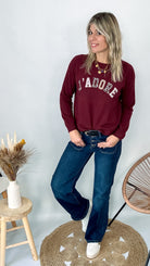 Pull fin col rond en maille viscose fabriqué en Italie, couleur bordeaux, porté rentré dans un pantalon