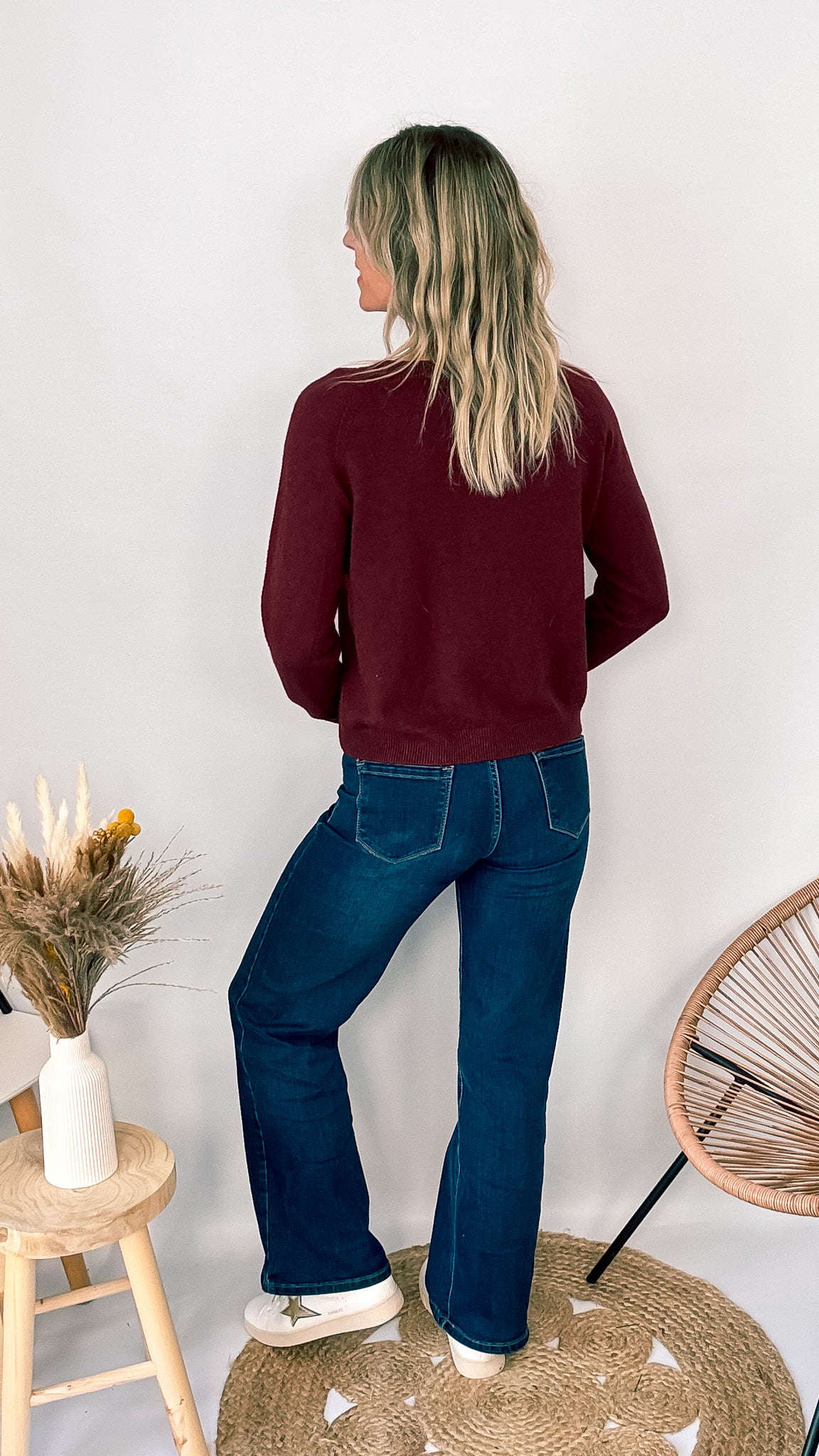 Pull fin col rond en maille viscose fabriqué en Italie, couleur bordeaux, porté rentré dans un pantalon