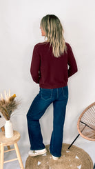 Pull fin col rond en maille viscose fabriqué en Italie, couleur bordeaux, porté rentré dans un pantalon
