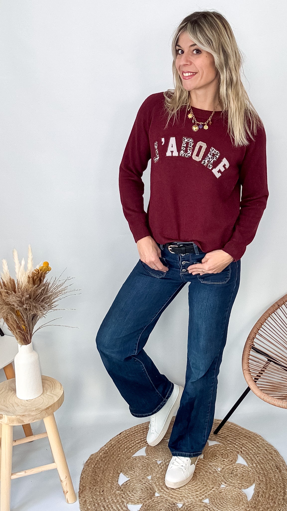 Pull fin col rond en maille viscose fabriqué en Italie, couleur bordeaux, porté rentré dans un pantalon