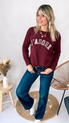 Pull fin col rond en maille viscose fabriqué en Italie, couleur bordeaux, porté rentré dans un pantalon