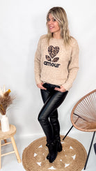 Pull oversize beige/taupe en maille mélangée (laine), coupe ample, porté rentré avec un pantalon foncé