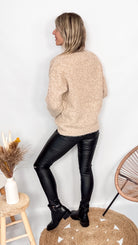 Pull oversize beige/taupe en maille mélangée (laine), coupe ample, porté rentré avec un pantalon foncé