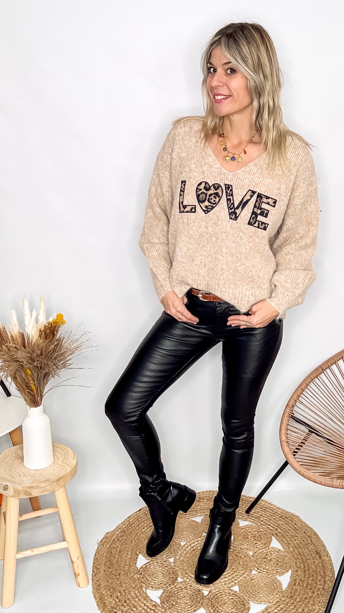 Pull oversize col V beige/taupe en maille douce (laine), porté rentré avec un pantalon foncé