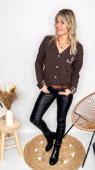  Gilet cardigan marron en maille viscose, col V, porté sur un top.