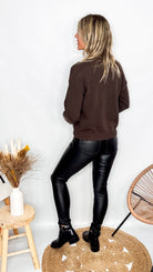  Gilet cardigan marron en maille viscose, col V, porté sur un top.