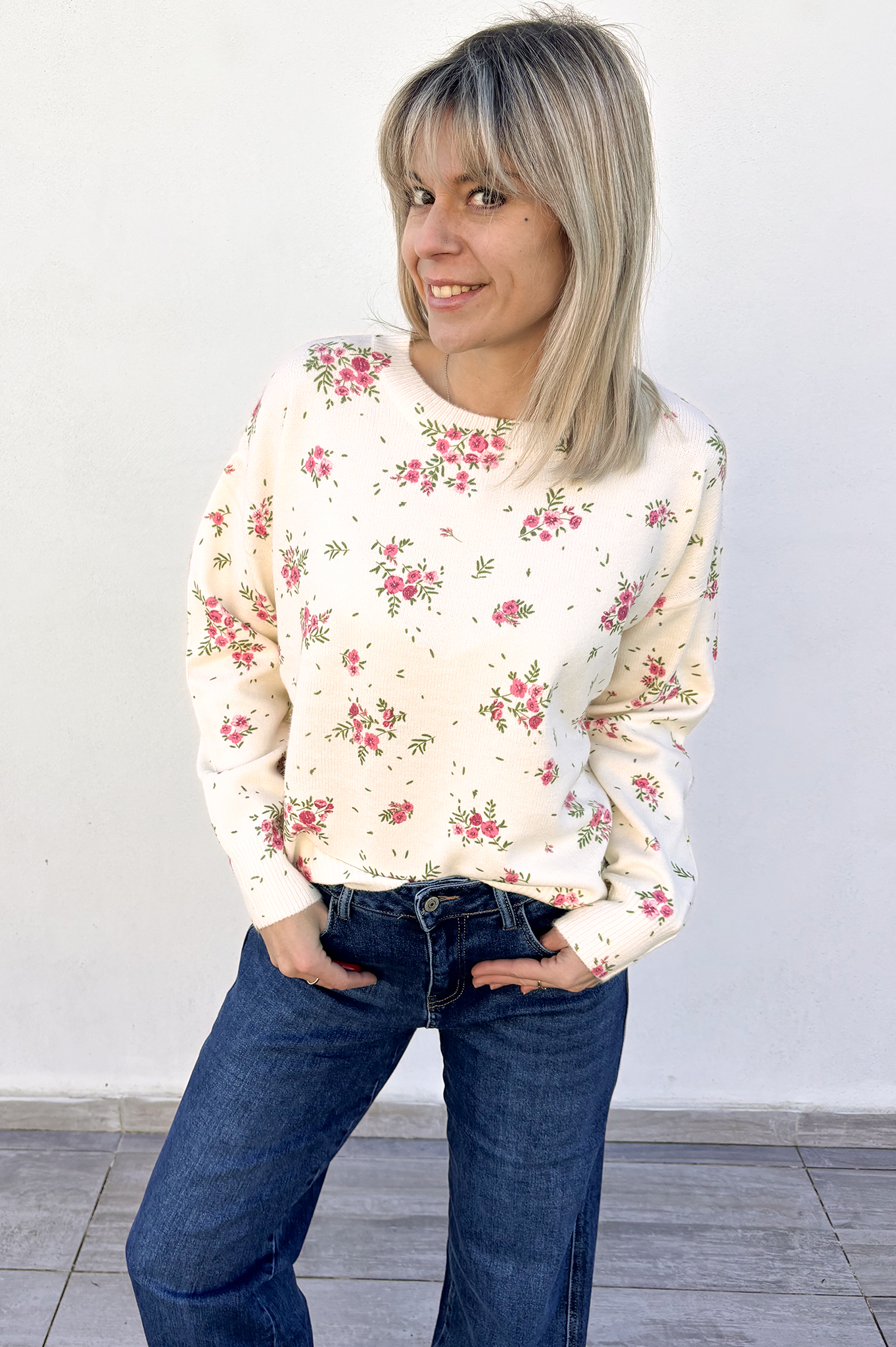 Pull écru imprimé fleuri rose