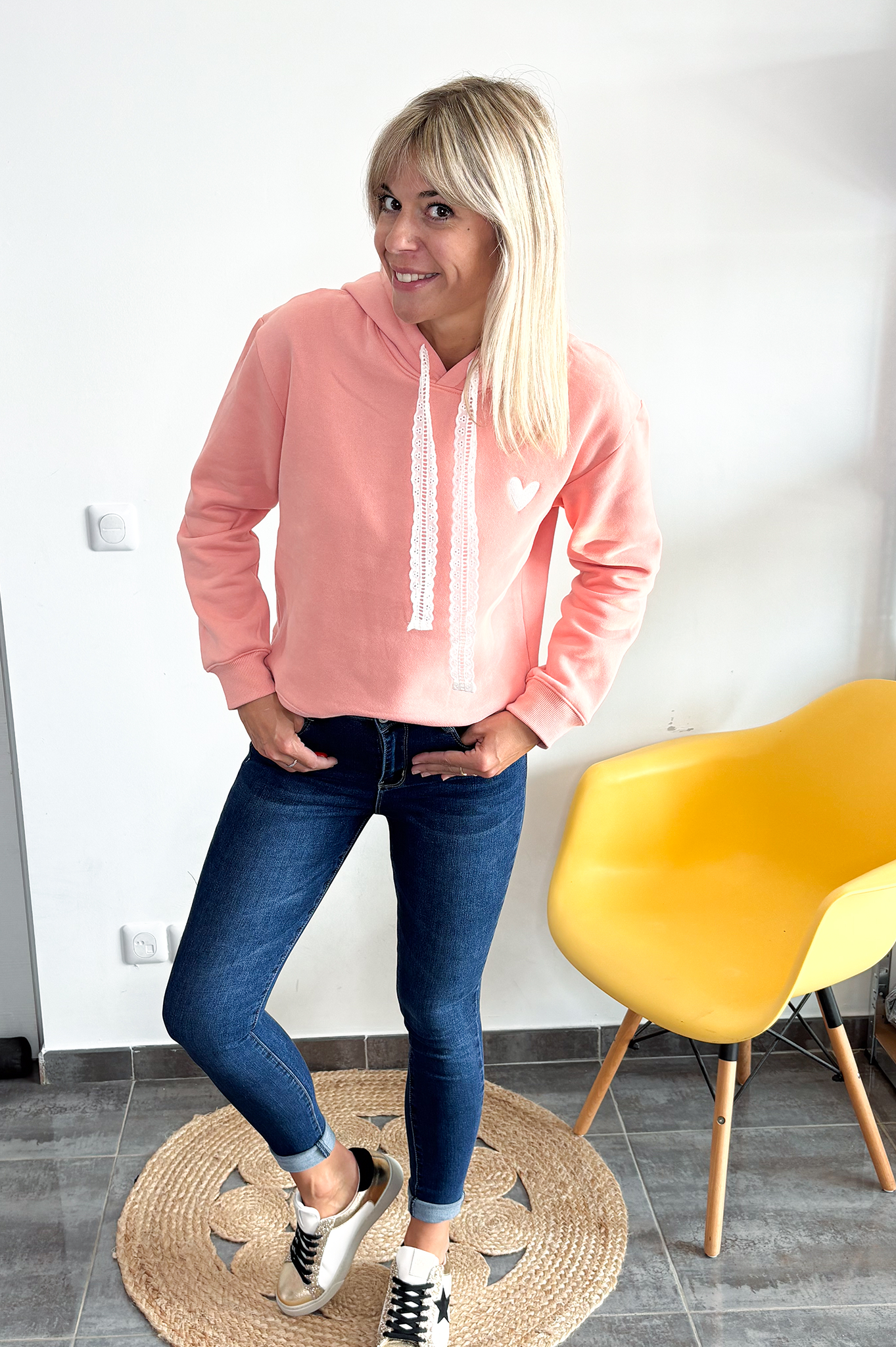 Sweat à capuche rose, avec coeur blanc brodé et lanière dentelle