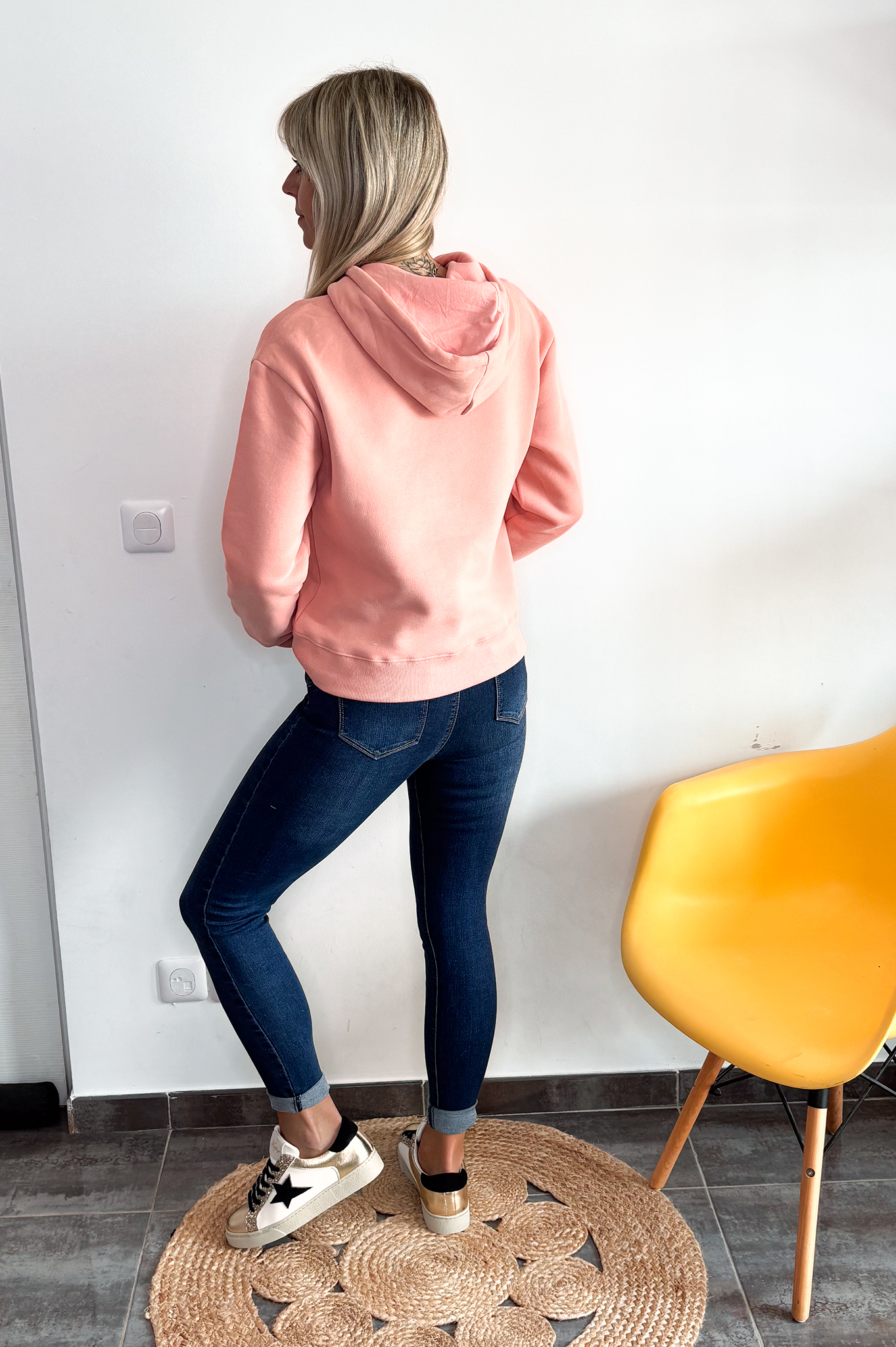 Sweat à capuche rose, avec coeur blanc brodé et lanière dentelle