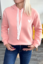 Sweat à capuche rose, avec coeur blanc brodé et lanière dentelle