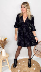 Robe courte noire femme avec broderies fleurs argentées et bottines noires