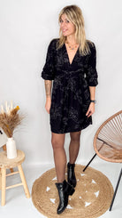 Robe courte noire femme avec broderies fleurs argentées et bottines noires