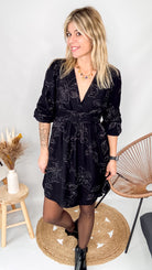 Robe courte noire femme avec broderies fleurs argentées et bottines noires