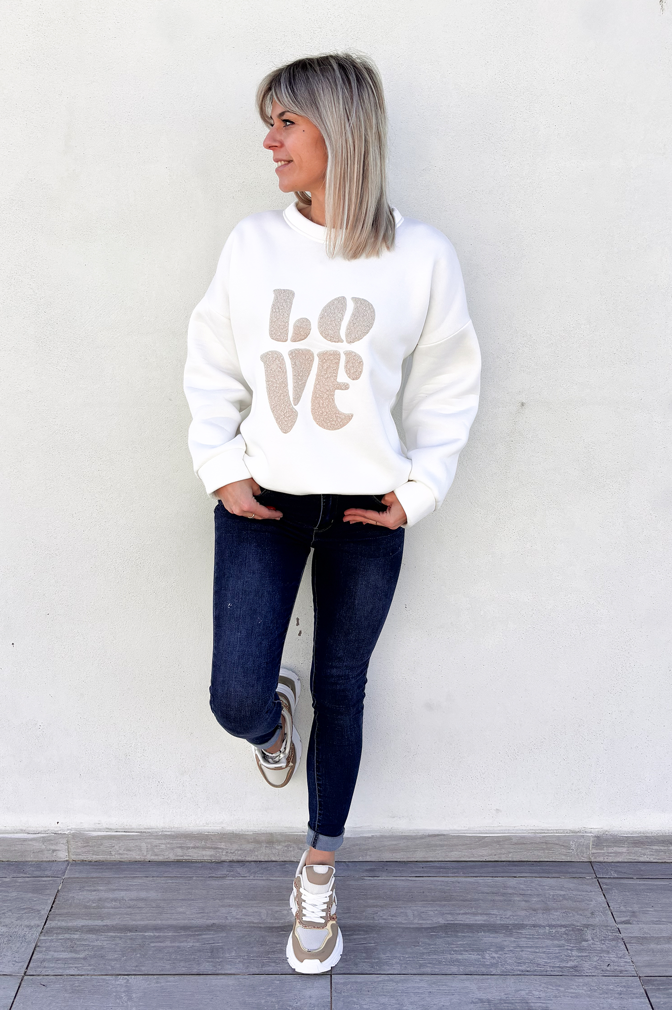 Sweat blanc oversize brodé love beige