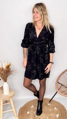 Robe courte noire femme avec broderies fleurs argentées et bottines noires