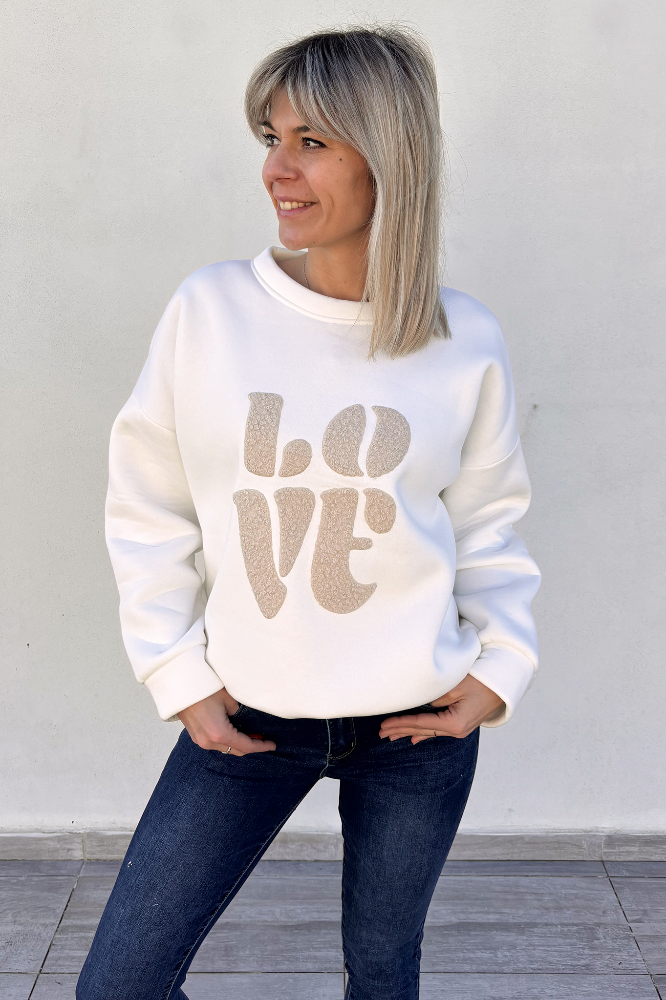 Sweat blanc oversize brodé love beige la boutqiue de lydie 