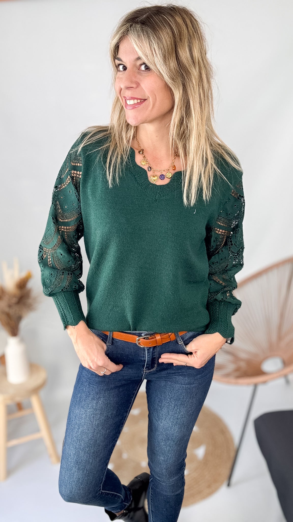 pull vert dentelle manches jean slim brut