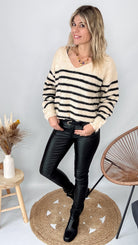 Tenue femme pull marinière loose et pantalon noir