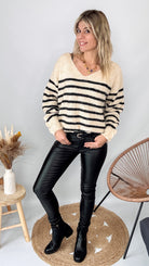 Tenue femme pull marinière loose et pantalon enduit noir