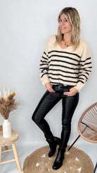 Tenue femme pull marinière loose et pantalon enduit noir