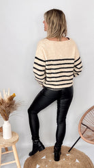 Tenue femme pull marinière loose et pantalon enduit