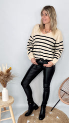 Tenue femme pull marinière loose et pantalon enduit noir