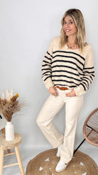 Tenue femme pull marinière loose et pantalon beige