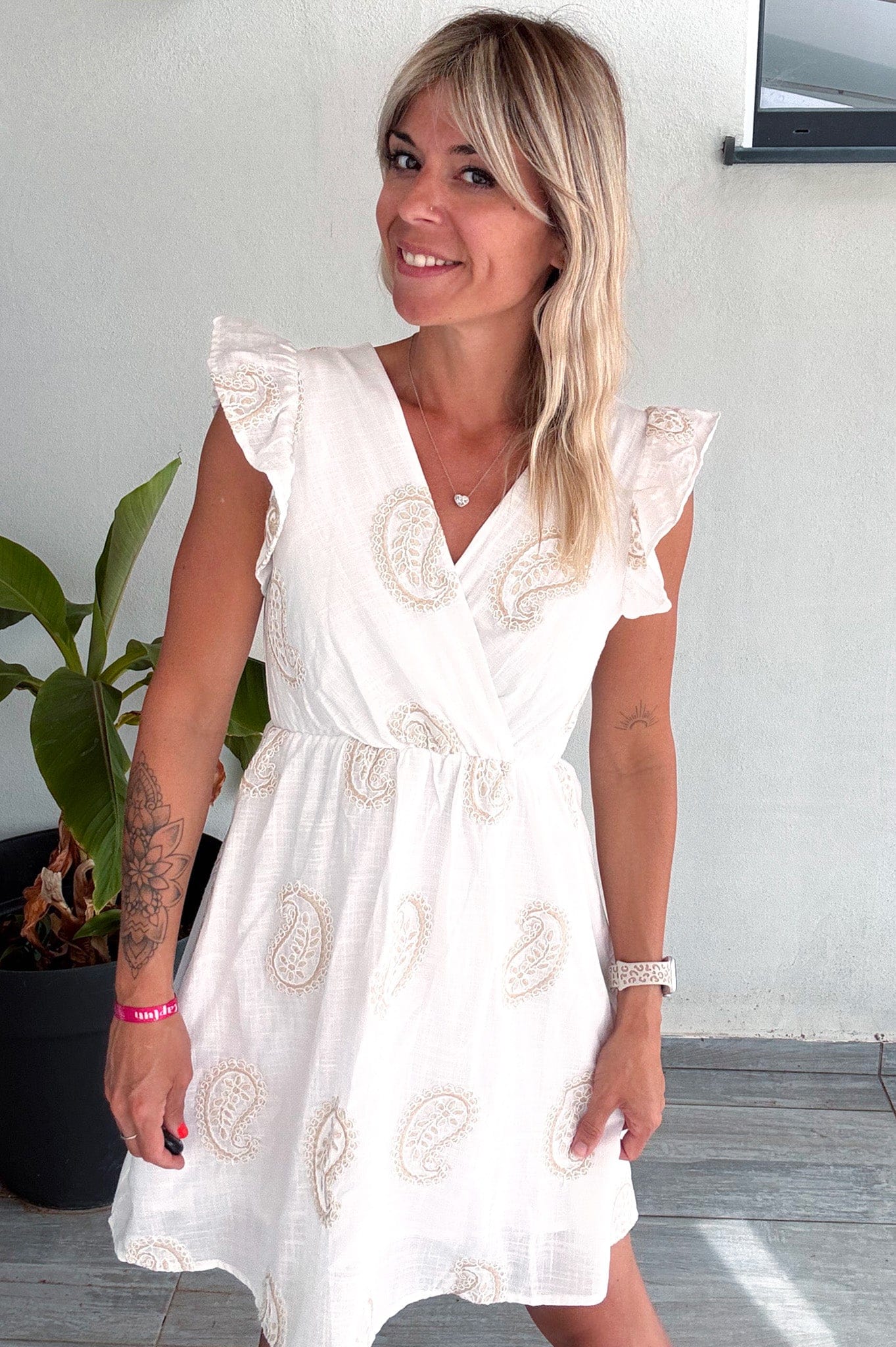 Robe courte blanche, avec broderie