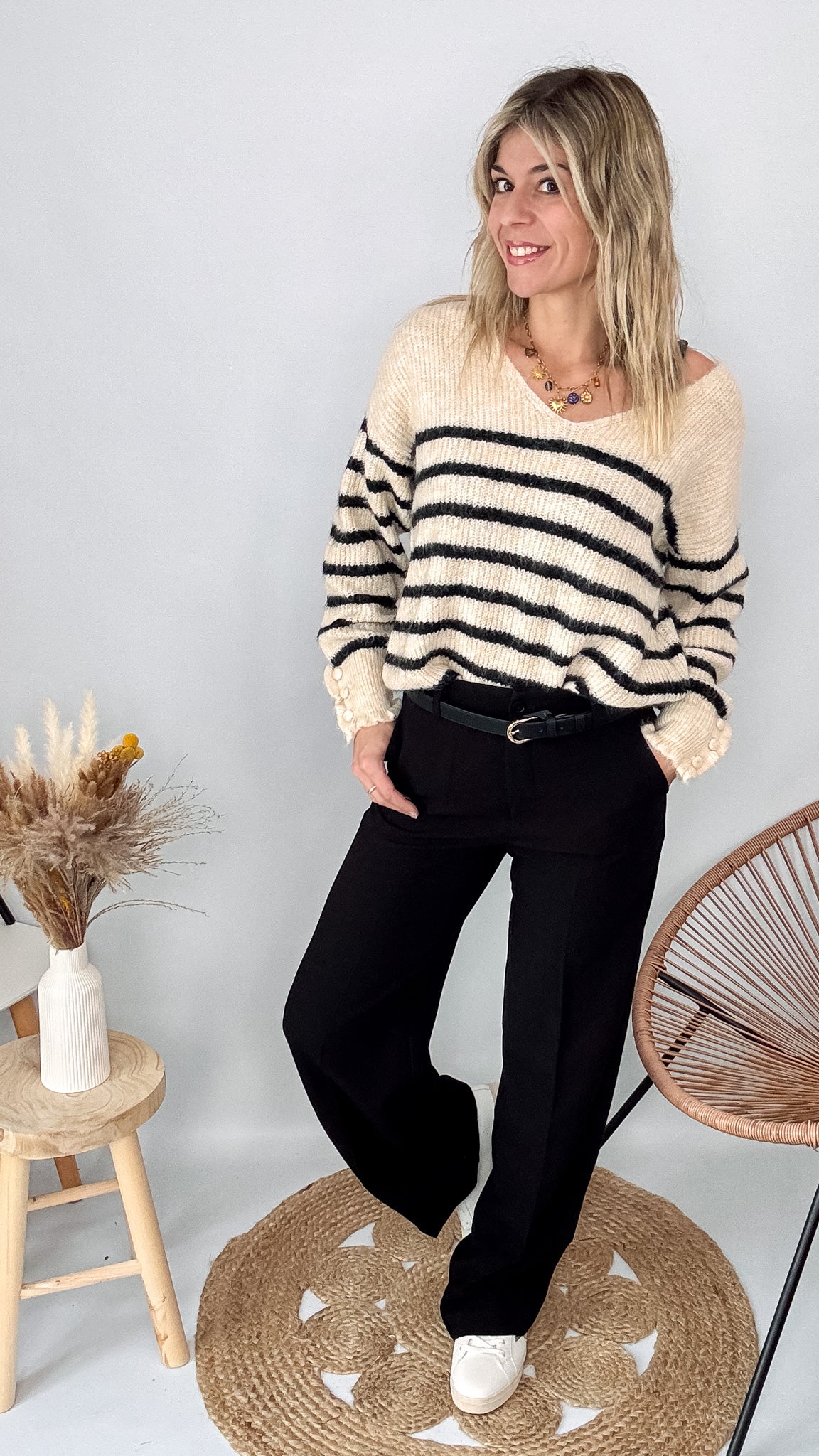 Tenue femme pull marinière loose et pantalon tailleur noir